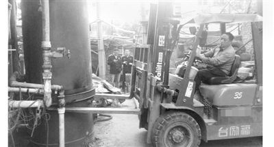 拆除“水上人间”洗浴中心大型燃煤乐动（中国）及附属设施